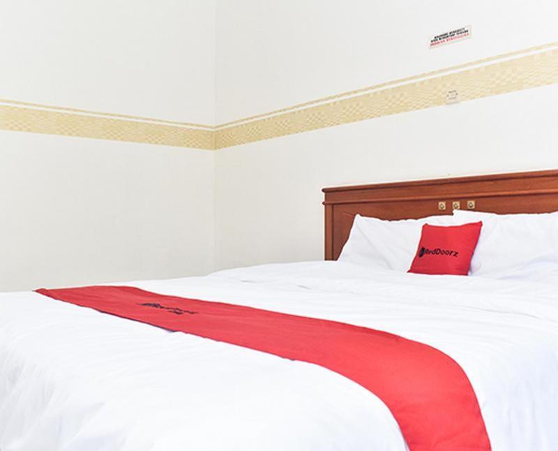 Reddoorz Near Lenmarc Mall Surabaya Pradahkalikendal Quarto foto